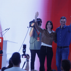 El secretario general del PSOE y presidente del Gobierno, Pedro Sánchez, y la líder del PSPV, Diana Morant.