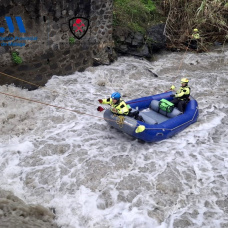 Efectivos del CPB durante la búsqueda de la mujer en Sayalonga tras caer al río Turvilla.
