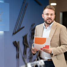 El diputado de Compromís Alberto Ibáñez, durante una rueda de prensa, en el Congreso de los Diputados