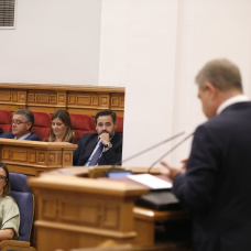 El presidente de Castilla-La Mancha, Emiliano García-Page, interviene en el Debate del Estado de la Región ante la atenta mirada del líder del PP en la región, Paco Núñez.