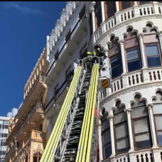 Los Bomberos de Valencia revisan las fachadas de la plaza del Ayuntamiento para las mascletaes de las Fallas 2026