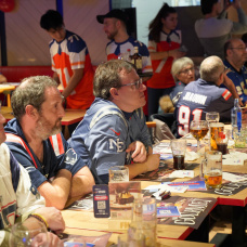 Los aficionados de los Patriots en Madrid viendo la Super Bowl