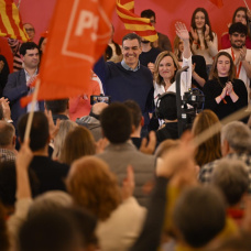 (Foto de ARCHIVO)
El secretario general del PSOE y presidente del Gobierno, Pedro Sánchez, y la secretaria de Política Autonómica de la CEF, secretaria general de los socialistas aragoneses y candidata a la presidencia de Aragón, Pilar Alegría, intervienen en el acto de cierre de campaña, a 6 de febrero de 2026, en Zaragoza, Aragón (España). Los comicios se celebran el próximo domingo 8 de febrero.

Marcos Cebrián / Europa Press
06 FEBRERO 2026;ELECCIONES;MITIN;CAMPAÑA;CAMPAÑA ELECTORAL;MAÑOS;MAÑAS;
06/2/2026