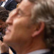 El presidente del Partido Popular Alberto Núñez Feijóo, y el líder de Vox, Santiago Abascal, durante una sesión en el Congreso.