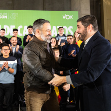 El presidente de VOX, Santiago Abascal, y el candidato de Vox a la presidencia de Aragón, Alejandro Nolasco, durante un mitin en campaña electoral.