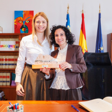 La  alcaldesa de Finestrat, Nati Algado, junto a la consellera de Servicios Sociales, Elena Albalat.