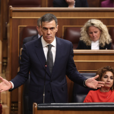El presidente del Gobierno, Pedro Sánchez (i), la vicepresidenta primera del Gobierno y ministra de Hacienda, María Jesús Montero (d), en una sesión de control al Gobierno , en el Congreso de los Diputados, a 11 de febrero de 2026, en Madrid (España). El pleno acoge el primer cara a cara del año entre el líder de la oposición y el presidente del Gobierno, el cual comparece para dar explicaciones sobre los recientes accidentes ferroviarios que provocaron 47 muertos y dar cuenta de la posición del Ejecutivo sobre el contenido de las últimas reuniones y foros internacionales en los que ha participado.

Eduardo Parra / Europa Press
11 FEBRERO 2026;CONGRESO DE DIPUTADOS
11/2/2026