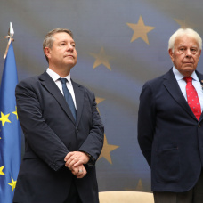 El presidente de Castilla-La Mancha, Emiliano García-Page y el expresidente de España Felipe González, durante el evento 'Un camino compartido: 40 años de España y Portugal en la Unión Europea'.