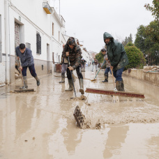 Vecinos de Villanueva Mesía (Granada) se afanan en sacar el agua y barro de sus casas tras la crecida del Río Genil.
