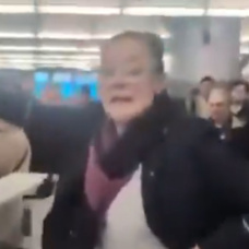 Trabajadora contratada por Renfe antes de tirar un vaso de agua a un pasajero que se quejaba por las cancelaciones.