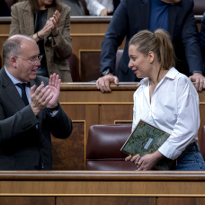 El secretario general del PP, Miguel Tellado, y la portavoz del PP en el Congreso, Ester Muñoz, durante una sesión plenaria, en el Congreso de los Diputados.