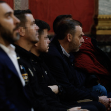 Víctor de Aldama, Jose Luis Ábalos y Koldo García (tapándose con el abrigo) durante la vista preliminar por el 'caso Koldo' en el Supremo.