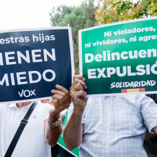Varias personas con carteles protestan contra el centro de Primera Acogida de Hortaleza, a 2 de septiembre de 2025, en Madrid (España).