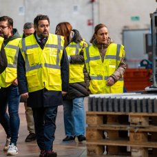 El líder del PP en Castilla-La Mancha, Paco Núñez, durante su visita a la empresa Symaga S.A. en Arenas de San Juan (Ciudad Real)