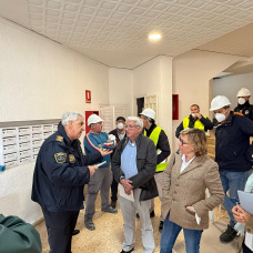 Vecinos del edificio afectado por el incendio  del jueves en un edicifio en Xàbia.