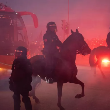 Policía a caballo durante el partido.