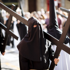 Nazareno procesionando.