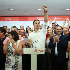 Pedro Sánchez en 2017 junto a Santos Cerdán y José Luis Ábalos celebra su victoria en las primarias.

El secretario general electo del PSOE, Pedro Sánchez, se ha comprometido este domingo a "construir un nuevo PSOE, el de los militantes", con unidad. "Voy a ser el secretario general de todos los socialistas", ha expresado Sánchez, que ha agradecido a sus rivales en estas primarias, Susana Díaz y Patxi López, "que hayan trabajado por hacer del PSOE un partido más fuerte".

EUROPA ESPAÑA POLÍTICA