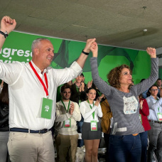El alcalde de San Roque y diputado en el Congreso, Juan Carlos Ruiz Boix, con María Jesús Montero
