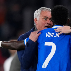 Mourinho junto a Vinicius Junior en momento del incidente
