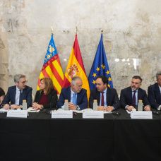 El ministro de Política Territorial y Memoria Democrática, Ángel Víctor Torres (c-i), preside junto al presidente de la Generalitat Valenciana, Juan Francisco Pérez Llorca (c-d), la constitución de la Comisión Mixta