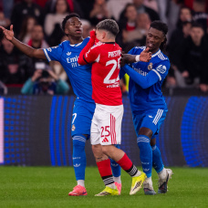 Vinicius en el partido Benfica-Real Madrid mientras Prestianni se tapa la boca con la camiseta.