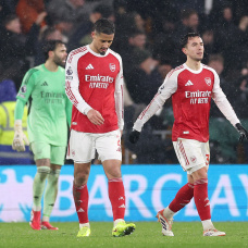 William Saliba y Martin Zubimendi, cabizbajos tras el segundo gol del Wolverhampton,  durante el duelo de Premier League disputado en Molineux