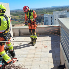 Trabajos de los bomberos en el rascacielos de Torrent.