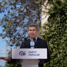 El presidente del PP, Alberto Núñez Feijóo, ofrece una rueda de prensa a los medios tras su visita a la fábrica de Pastas Gallo, en el hotel Ciutat de Granollers.