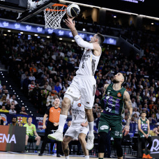 Alberto Abalde (Real Madrid) en acción durante el partido de cuartos de final de la Copa del Rey contra Unicaja en el Roig Arena de Valencia
