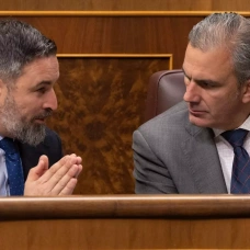 Santiago Abascal y Ortega Smith charlan en el Congreso