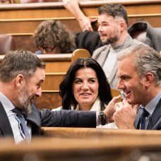 Santiago Abascal bromea con Javier Ortega Smith en el Congreso el 19 de diciembre de 2023.