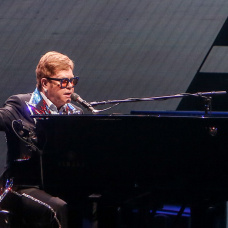Elton John en un concierto.