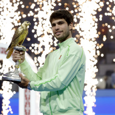 El murciano celebra un nuevo titulo de Open en el Khalifa International Tennis and Squash Complex.