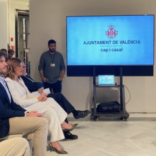 La alcaldesa de Valencia. María José Catalá, y el concejal Caballero durante la presentación