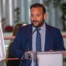 El alcalde de La Algaba, Diego Manuel Agüera interviene en el acto de inauguración del nuevo centro cultural.