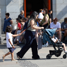 Una mujer con un carrito de bebé, a 15 de julio de 2025, en Madrid.
