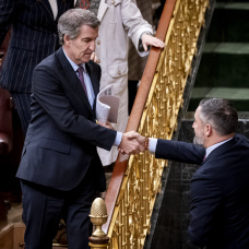 El presidente del Partido Popular, Alberto Núñez Feijóo, saluda al presidente de VOX, Santiago Abascal, a su salida de un pleno en el Congreso.