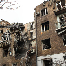 (Foto de ARCHIVO)
January 9, 2026, Kryvyi Rih, Ukraine: Firefighters extinguish smoldering hotspots amid debris of a multi-storey residential building partially destroyed as a result of a Russian missile attack in Kryvyi Rih, Ukraine, on January 9, 2026

Europa Press/Contacto/Mykola Miakshykov
09/1/2026