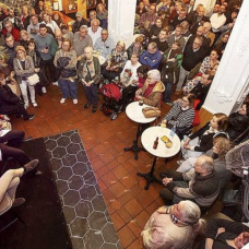 Sarah Santaolalla en el acto de jóvenes del PSOE en Palencia rodeada de tercera edad