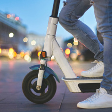 El registro obligatorio del patinete eléctrico en 2026 exige inscribir el VMP en la DGT y colocar una etiqueta identificativa visible.