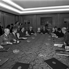 El Rey Juan Carlos (c) preside la reunión de la Junta de Defensa Nacional, en el palacio de la Zarzuela, tras el fallido intento de golpe de Estado del 23- F de 1981.