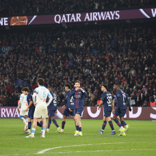 Los jugadores del Paris Saint-Germain celebran la clasificación a los octavos de final tras el empate ante el Mónaco en el Parque de los Príncipes.