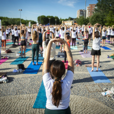.Decenas de personas durante una master class de yoga