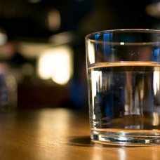Vaso de agua bajo la cama