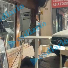 Fachada del Bar las Botas en la calle Ayala de Madrid tras el impacto de un vehículo