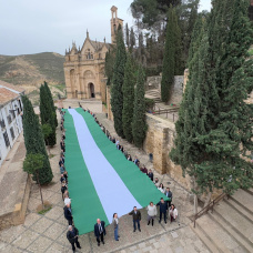 Imagen de archivo del despliegue de la bandera de Andalucía en Antequera, Málaga..