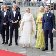 Sverre Magnus, Marius Borg Hoeiby, Ingrid Alexandra, Mette-Marit y Haakon en 2022.