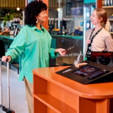 Una mujer haciendo el check in en un hotel sola. 
REMITIDA / HANDOUT por THE SOCIAL HUB
27/2/2026