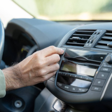 Un agente comprueba la documentación del vehículo en el interior del coche durante un control rutinario de la DGT.